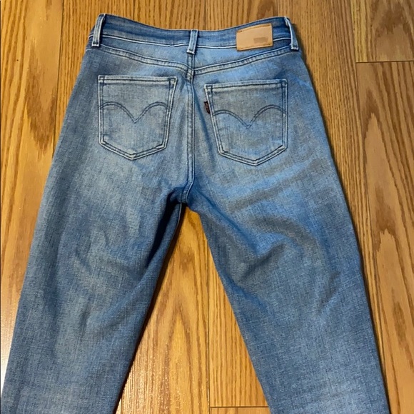 Levi’s high rise skinny light wash jeans - Picture 3 of 3